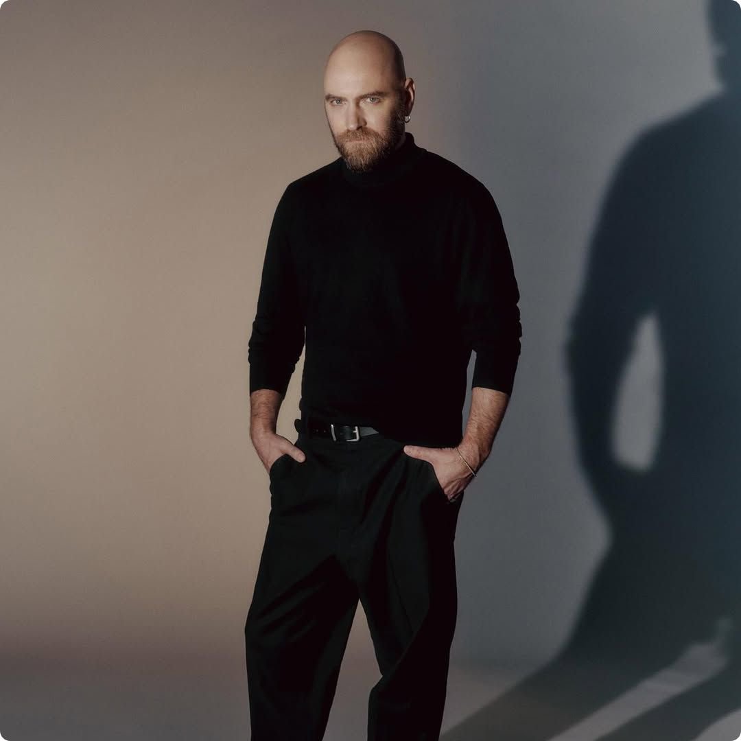 2026 loreal luxe brand mugler blad man in black outfit posing