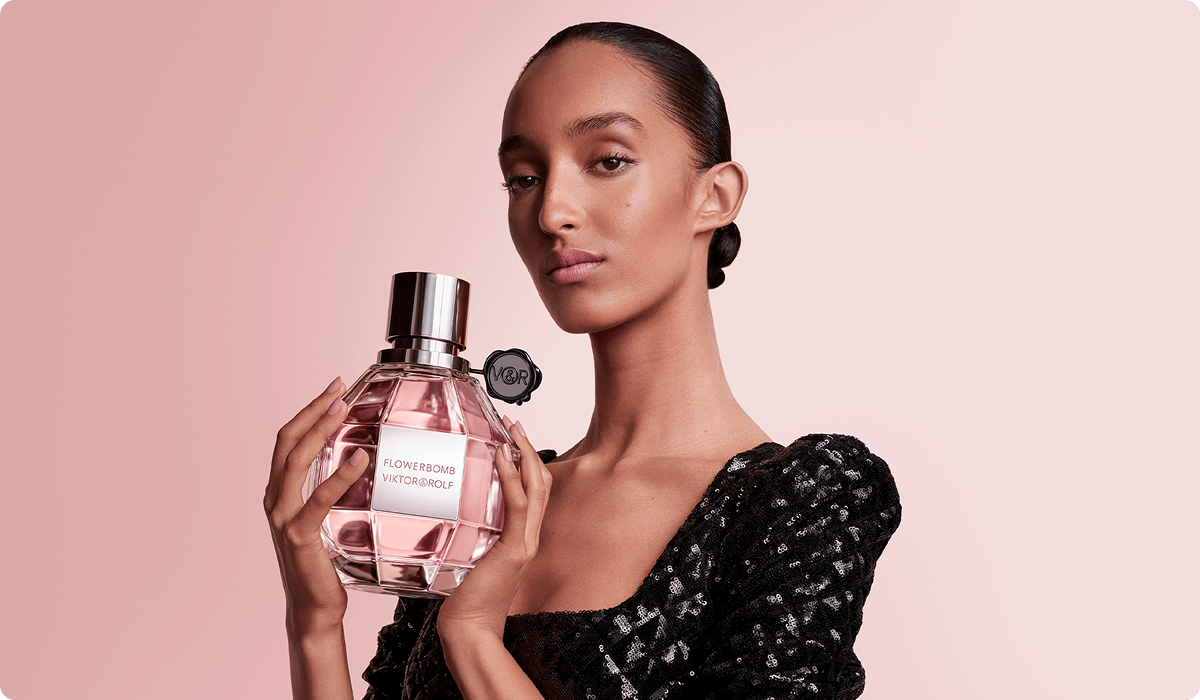 2025lorealluxebrandviktorrolfwomaninsequinsdressholdingabigpinkperfumebottleflowerbomb