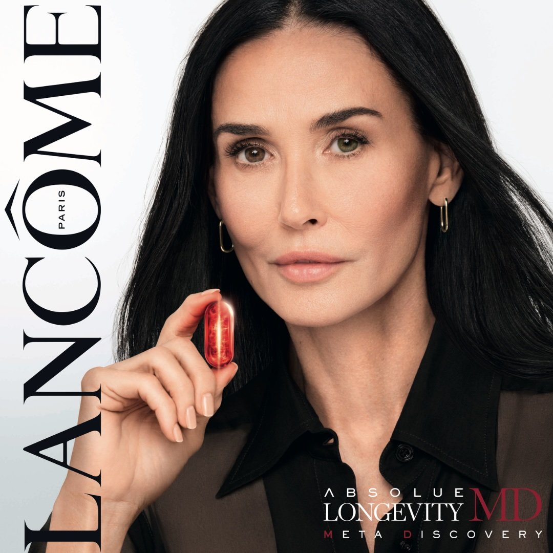2026LANCOME3614274801927HEROVISUALDEMI MOORE CLOSE UP SHOT WEARING A BLACK SHIRT HOLDING NEXT TO HER