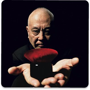 2025professionalproductsdivisionshuuemuraartof hairbaldmeninsuitwithredblackbrush