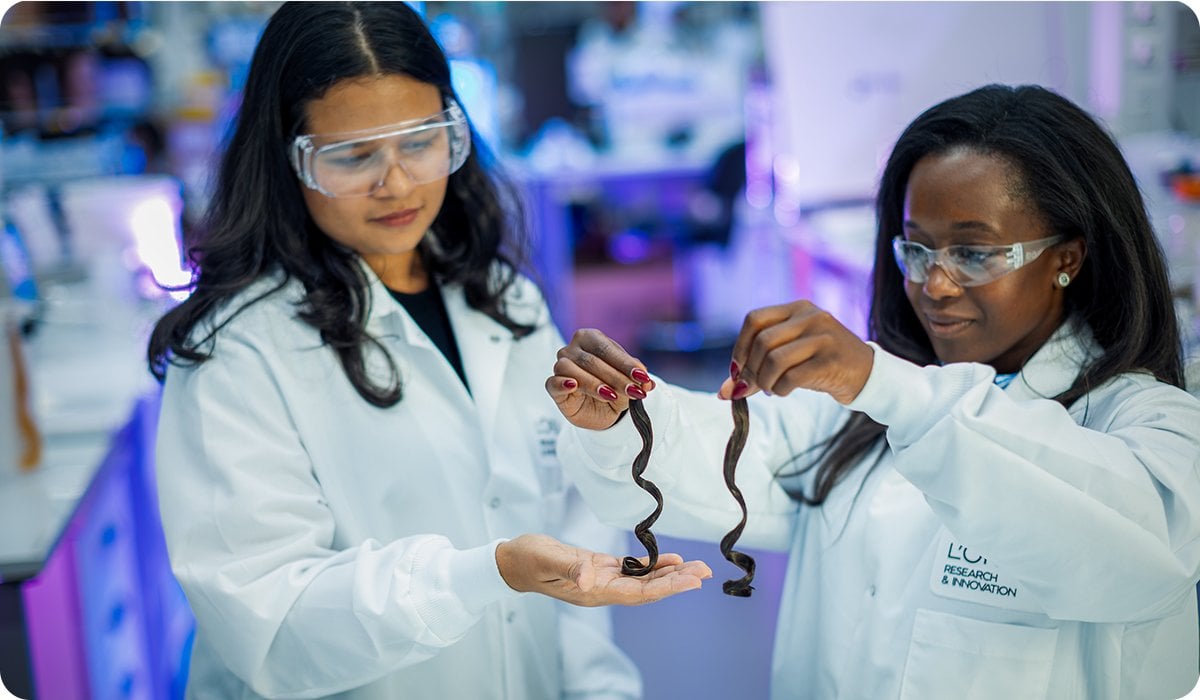 Beauty Full of Science Undupable SavoirFaire 2 women scientific researchers