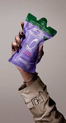 Ein Nachfüllpack des Loreal Elvital Shampoos wird von einer Hand hochgehalten