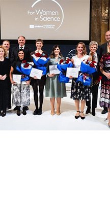 Vier ausgezeichnete Nachwuchswissenschafterinnen mit Urkunden bei der L’Oréal-UNESCO-Preisverleihung in Wien.