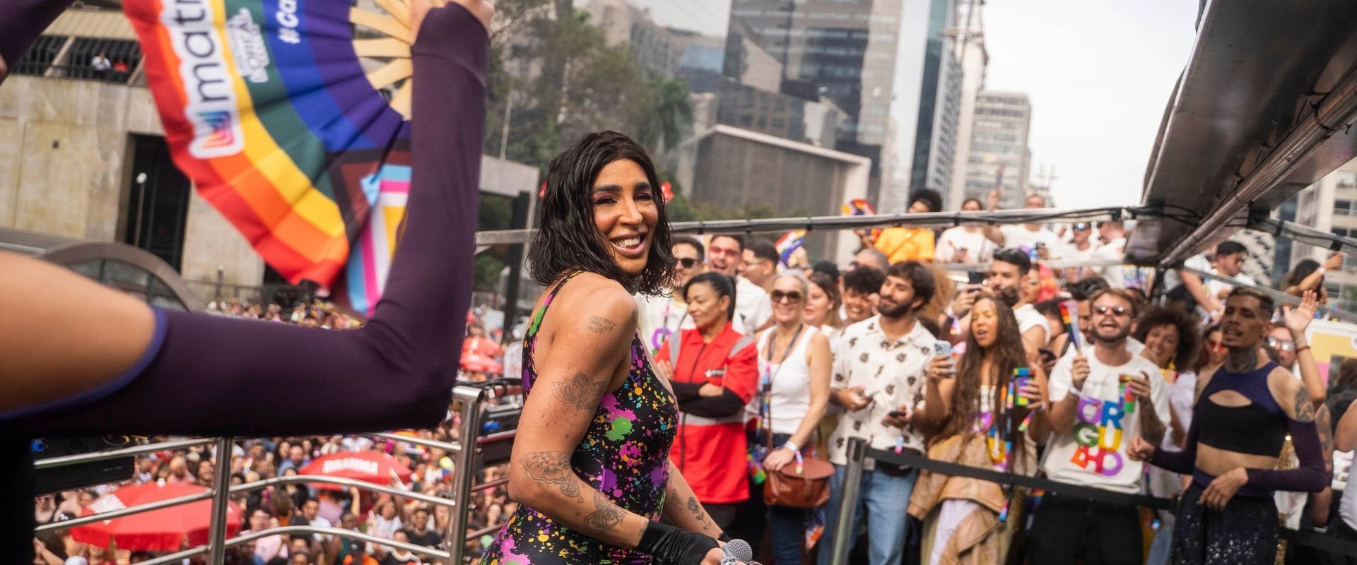 Grupo L'Oréal na parada orgulho lgbt+ de 2025, com sua nova marca, Matrix, e destaque na cantora Pepita em um trio elétrico