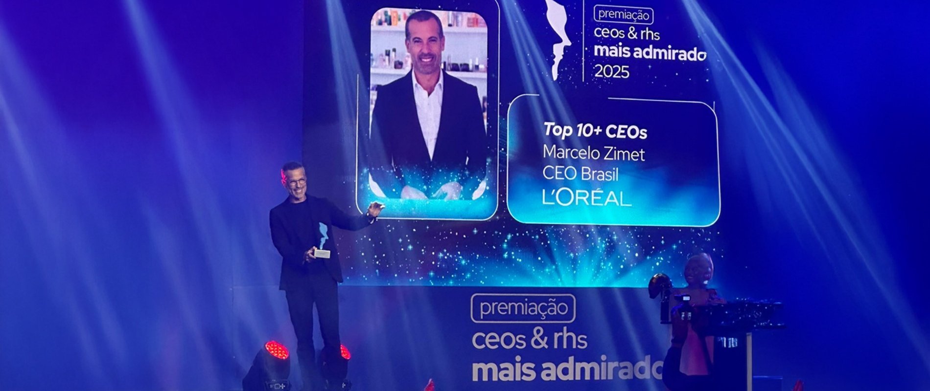 CEO do Grupo L'Oréal no Brasil, Marcelo Zimet, no palco do prêmio