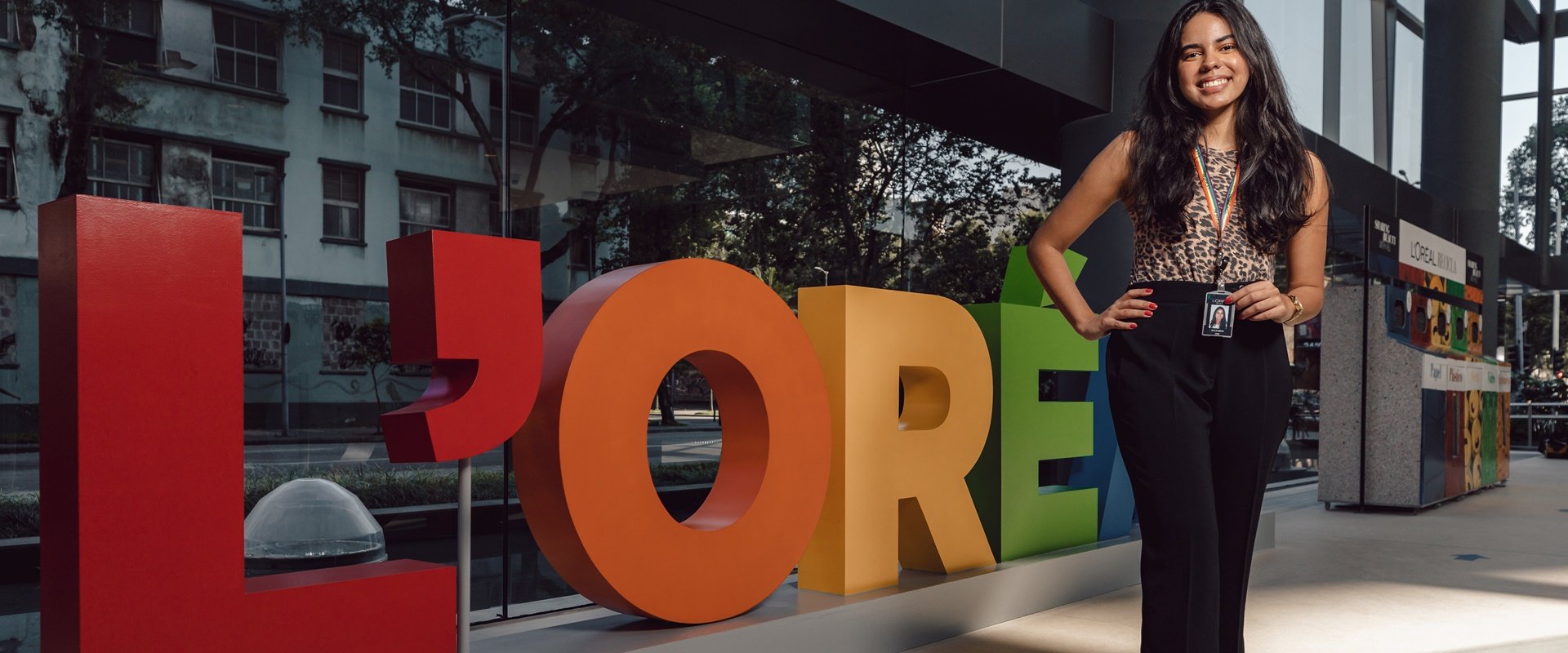 Imagem de uma estagiária da L'Oréal Brasil posando para a foto