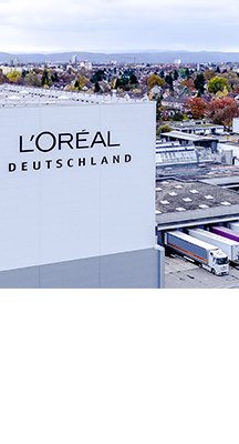 Die Karlsruher Fabrik mit Loreal-Logo von oben aufgenommen.