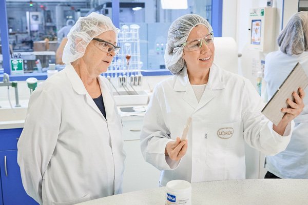 Zwei Chemikerinnen pruefen Ergebnisse