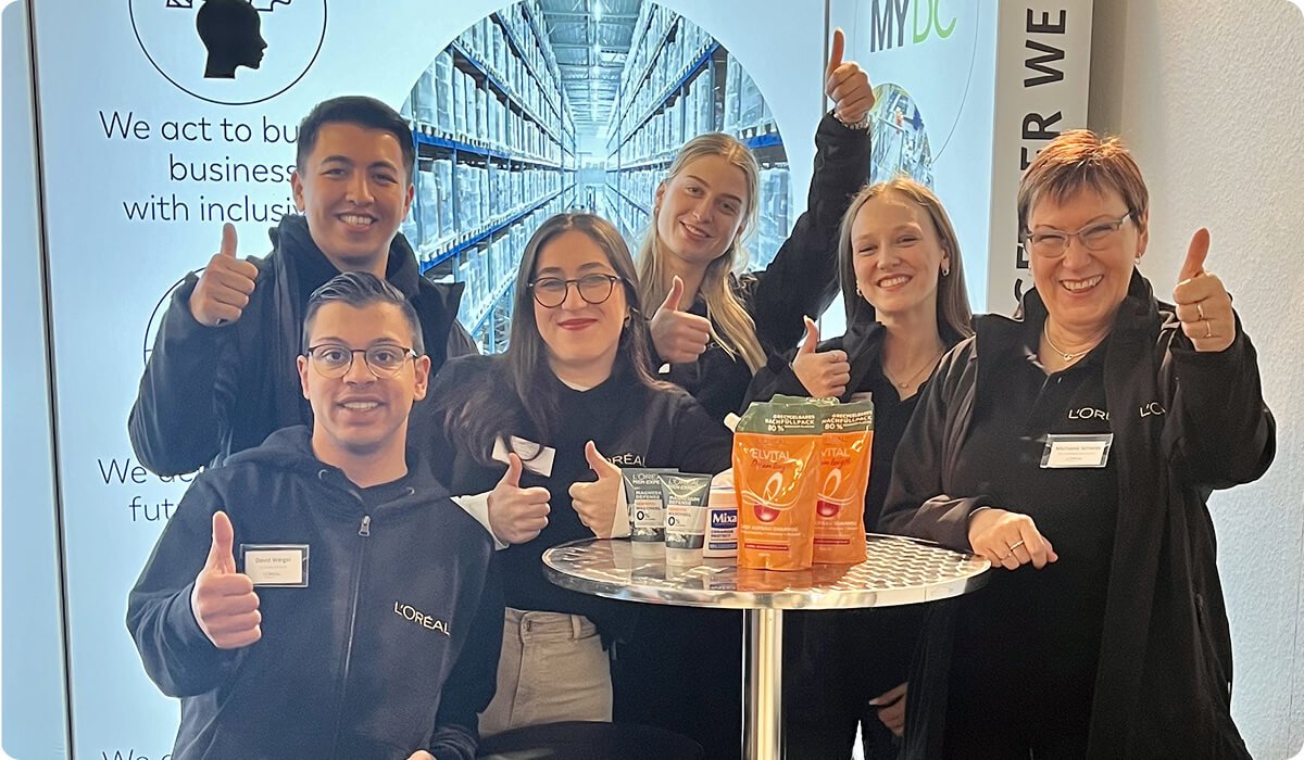 Gruppenbild der Auszubildenden bei L'oréal bei einer Messe