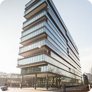 Nahaufnahme des Logistikzentrums in Muggensturm mit dem L'oréal Schriftzug auf der Fassade