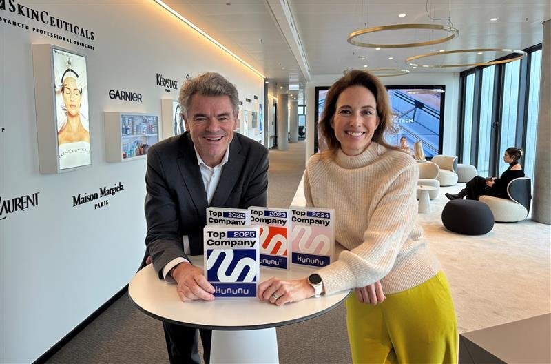 Jean-Christophe Letellier, der CEO der L'Oréal DACH und seine Kollegin präsentieren die Auszeichnung "Top Company 2025" die Loreal von Kununu erhalten hat