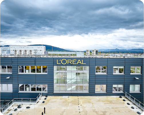 Das Logistikzentrum in Muggensturm mit der großen L'orèal Aufschrift an der Fassade