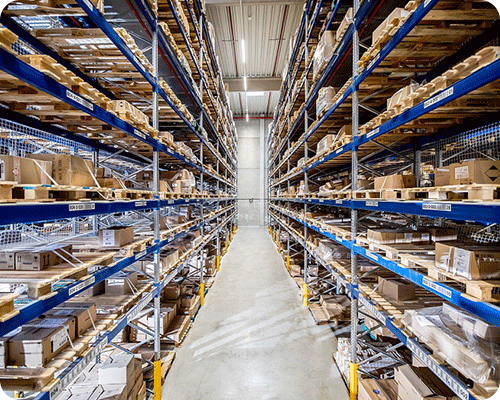 Das Logistikzentrum von L'orèal in Mönchengladbach von innen, Regale die bis zur Decke gehen mit Kartons