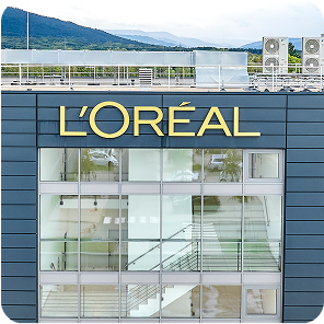 Nahaufnahme des Logistikzentrums in Muggensturm mit dem L'oréal Schriftzug auf der Fassade