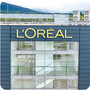 Nahaufnahme des Logistikzentrums in Muggensturm mit dem L'oréal Schriftzug auf der Fassade