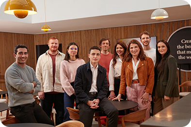 Eine Gruppe junger Auszubildener und Dualer Studierender