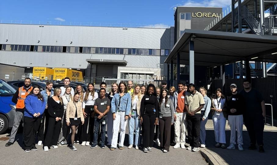 Gruppenbild der Auszubildenden bei L'oréal am Logistikstandort in Muggensturm 