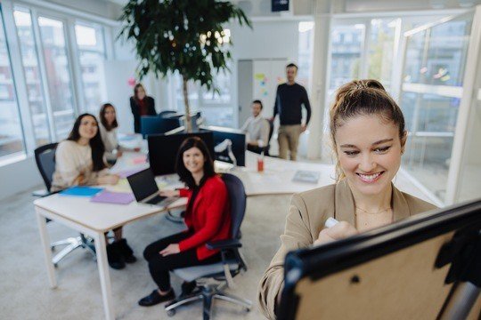 Frauen machen rund 60 Prozent der Belegschaft bei L'Oréal aus. Die Hälfte der Führungspositionen bei dem Kosmetikweltmarktfuehrer ist mit Frauen besetzt