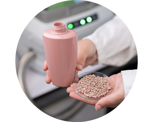 Plastikgranulat mit Verpackung