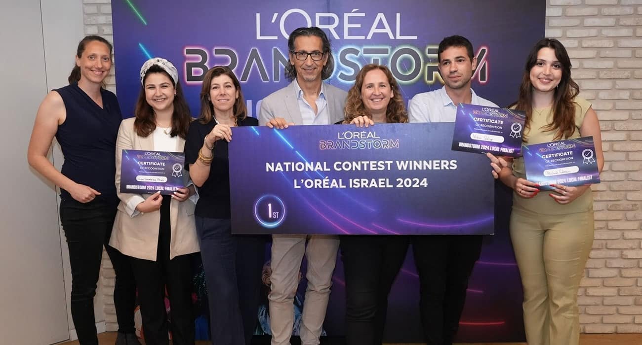 אלי שגיב מנכל לוריאל ישראל עם הסטודנטים הזוכים ב-brandstorm 2024