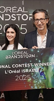 מנכל לוריאל ישראל אלי שגיב עם הזוכות בתחרות החדשנות Brandstorm 2025