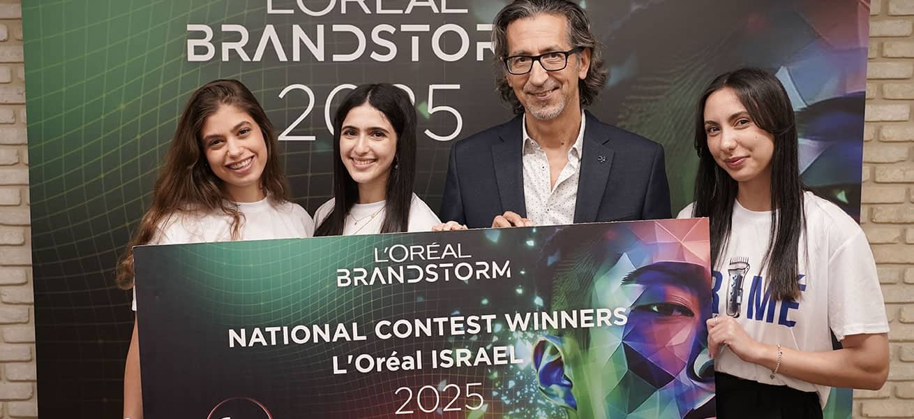 מנכל לוריאל ישראל אלי שגיב עם הזוכות בתחרות החדשנות Brandstorm 2025