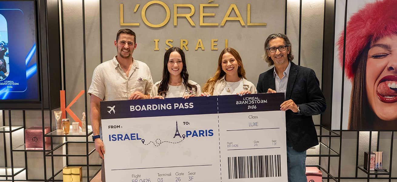 מנכל לוריאל ישראל אלי שגיב עם הזוכים בתחרות החדשנות Brandstorm 2026