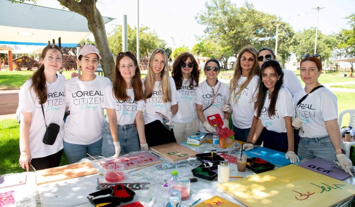 צילום של בכירי ועובדי לוריאל ישראל במרכז עבודה שיקומי