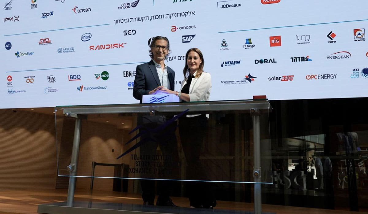 אלי שגיב, ואריאלה יערי בקבלת פרס דירוג ESG