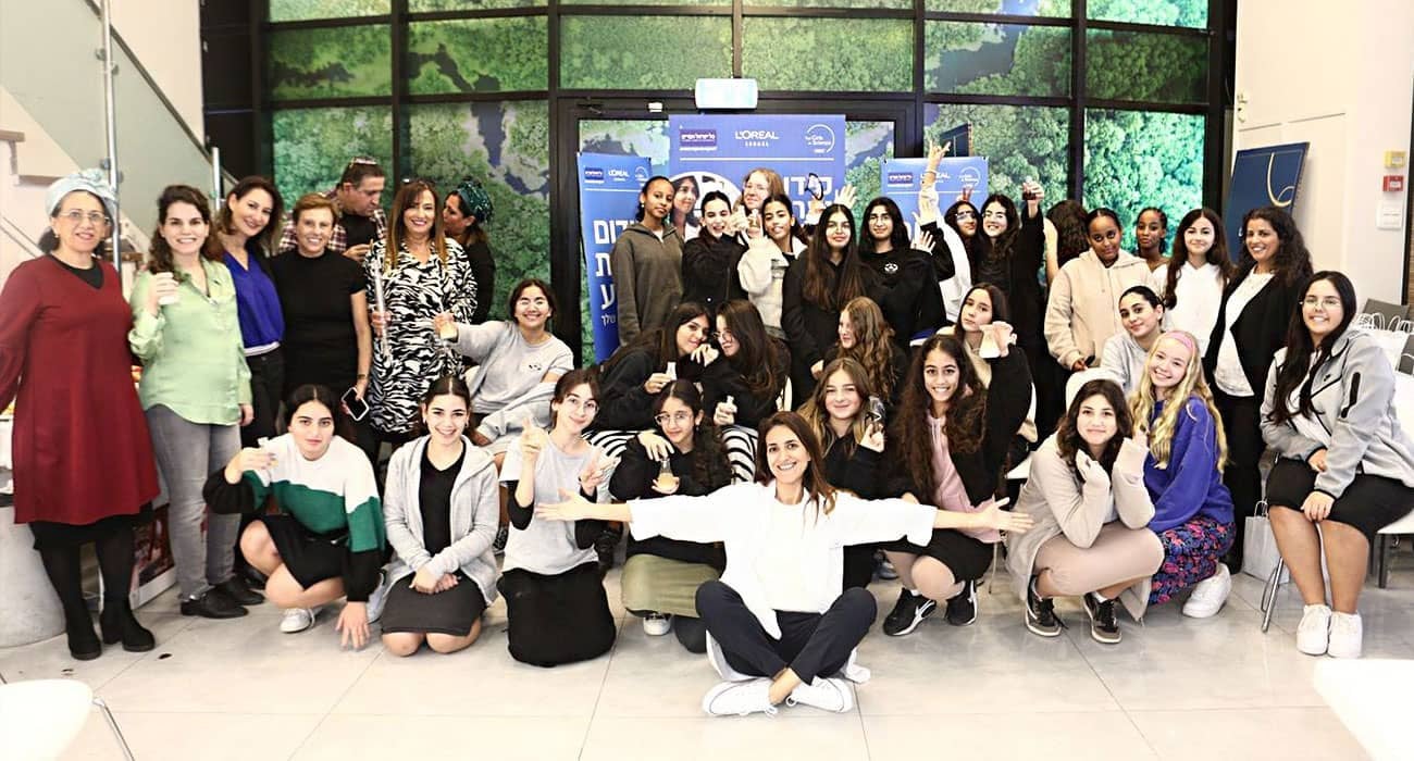 תמונה קבוצתית של משתתפות תוכנית לוריאל ישראל לקידום נערות במדע