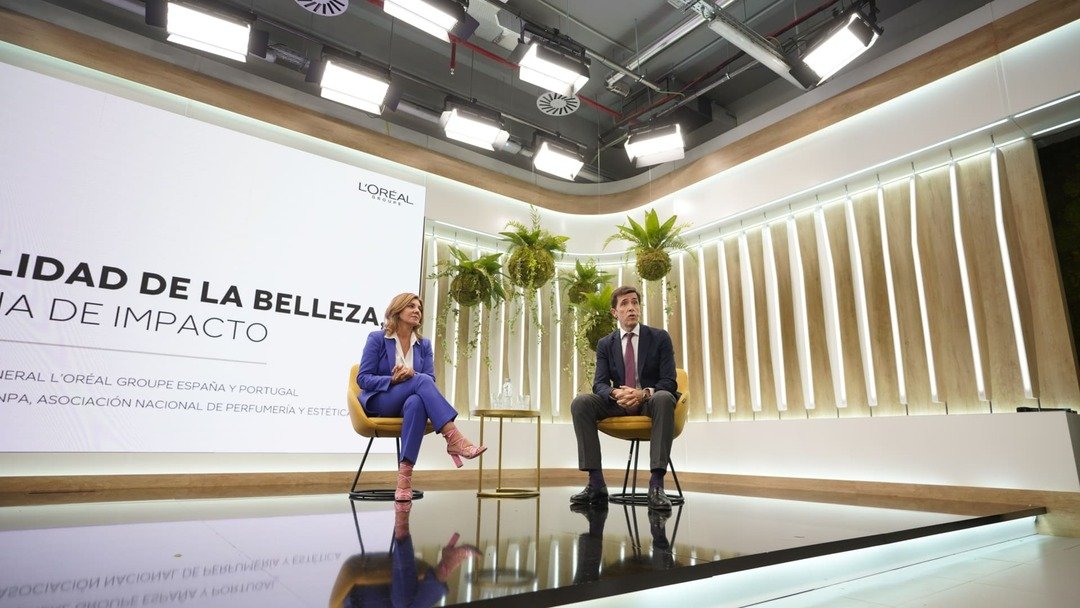 Val Diez Directora General de Stanpa y Javier Lopez Zafra Secretario del Consejo y Director Legal y