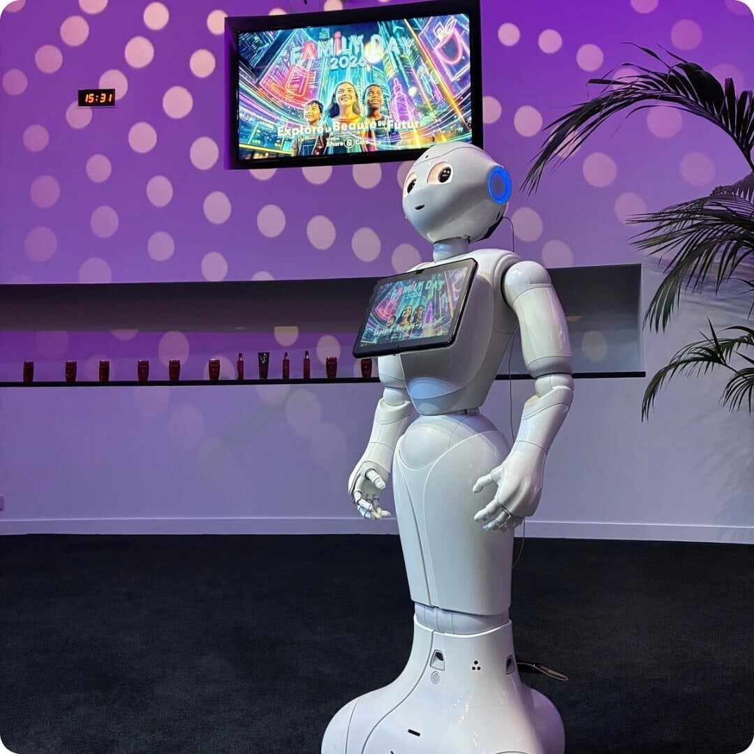 2026LOREALGROUPE0526065FamilyDaySmiling robot with a tablet screen