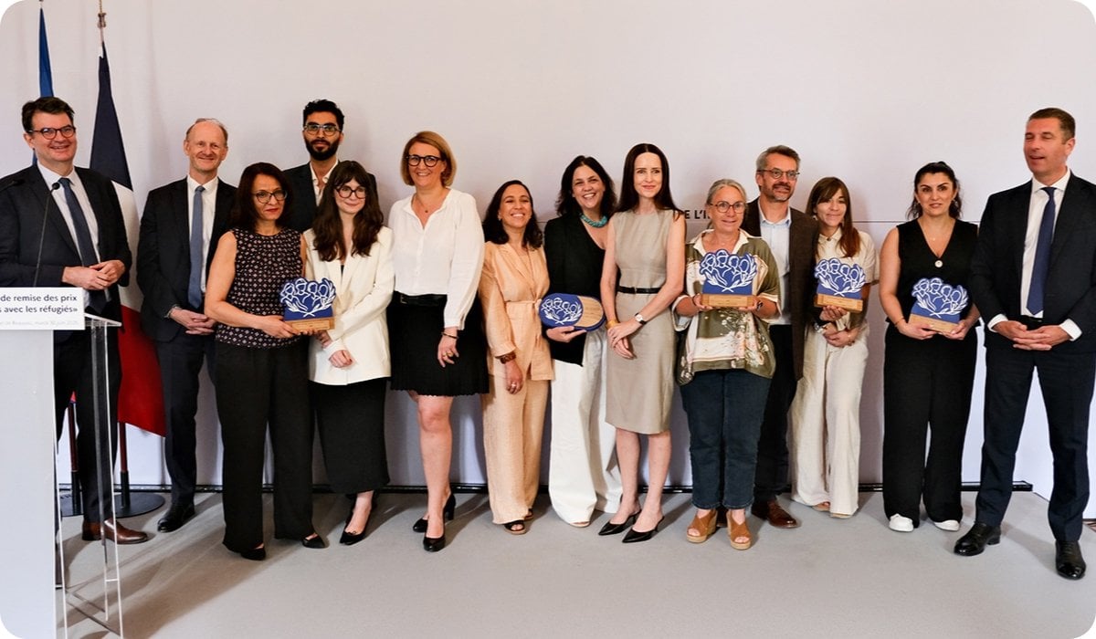 2026LOREALGROUPEDEIDSCF9194ROUNDvisualwinnersoftheEntreprisesaveclesRefugiesawardposewiththeirtrophi