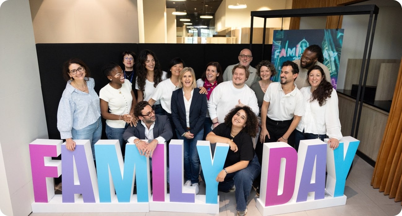 2026LOREALGROUPE0526064FamilyDayGroup of people near the sign Family Day in the office